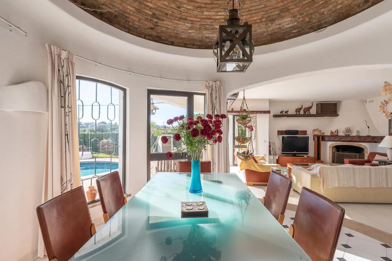Large Luxury Villa Close To Beach ギーア