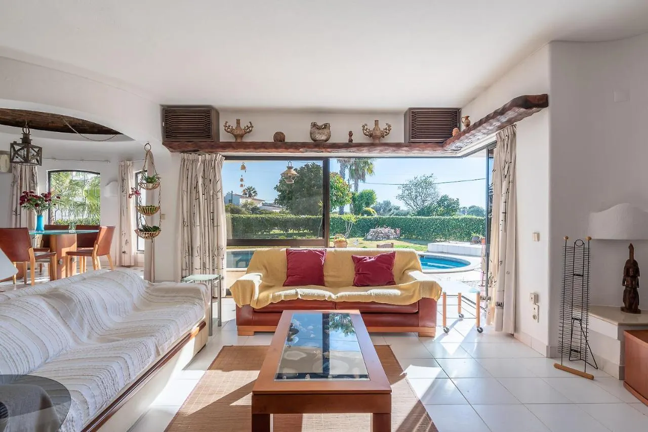 Large Luxury Villa Close To Beach ギーア